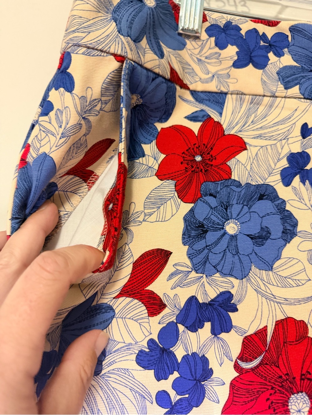 Talbots Red & Blue Floral Mini Skirt on Cream Back Zip Size 16 SKU A13 - Picture 2 of 7